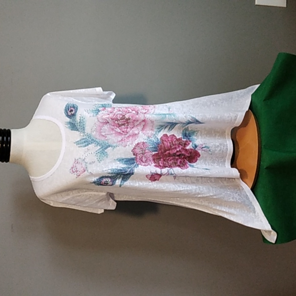 NWTS LIFE STYLE brand ladies floral burn out t shirt size large white T1